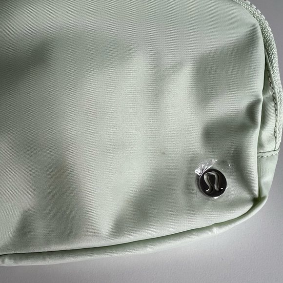 Lululemon Everywhere Belt Bag 1L Green Pastel Kholrabi - Picture 4 of 6